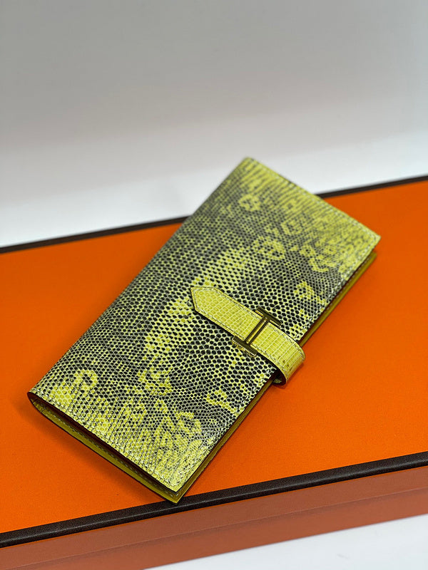 Interior view of effortless premium bag