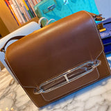  Contemporary everyday bag front view