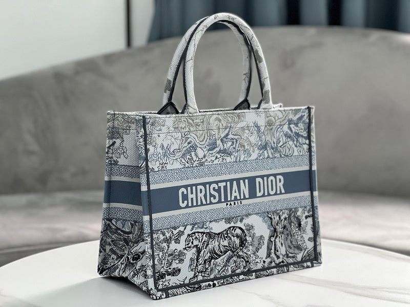 Close-up detail of structured chic women's handbag – women's premium purse