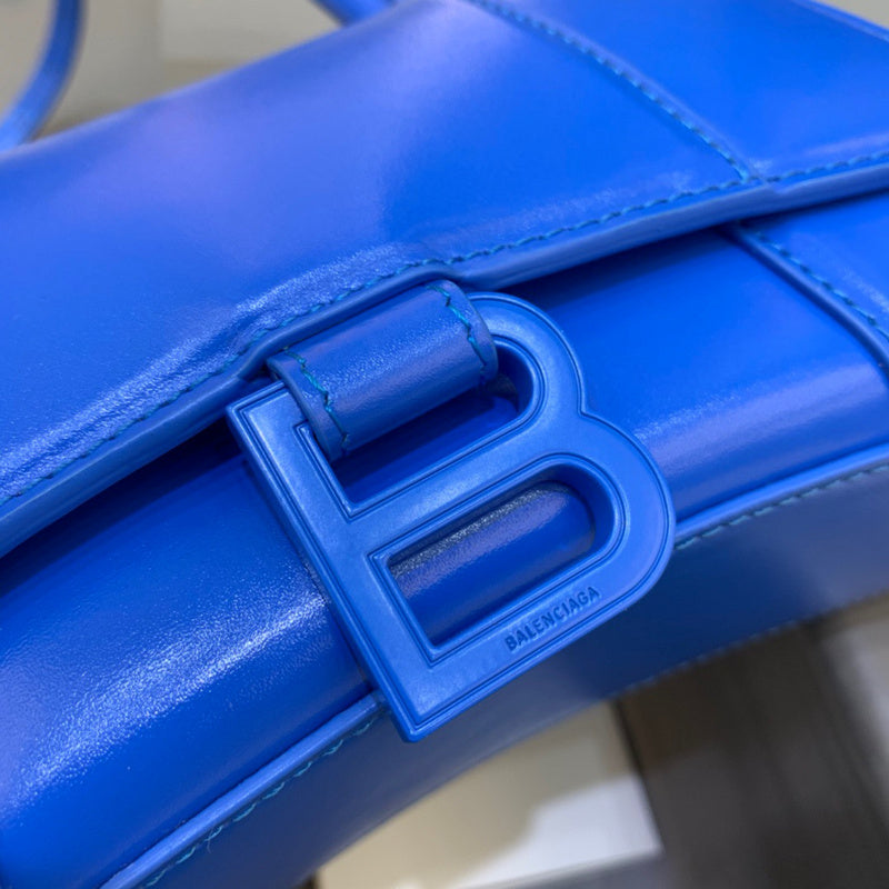 Sophisticated Vegan Leather Handbag - Chic Everyday Appeal | Women's Statement Accessory #575 - close-up detail shot (image 3) of designer-inspired handbag