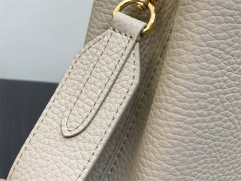  Tailored top-handle bag front view 19