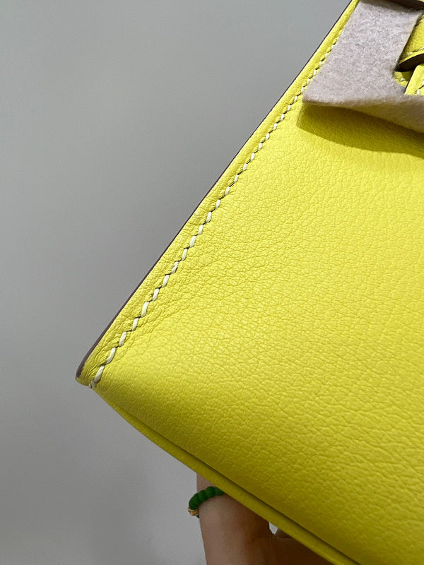 Streamlined handbag styled for everyday wear