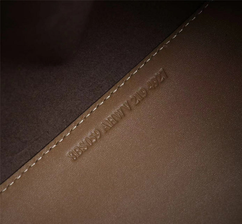 Ziva's Charm handbag – close-up view (Standard Size)