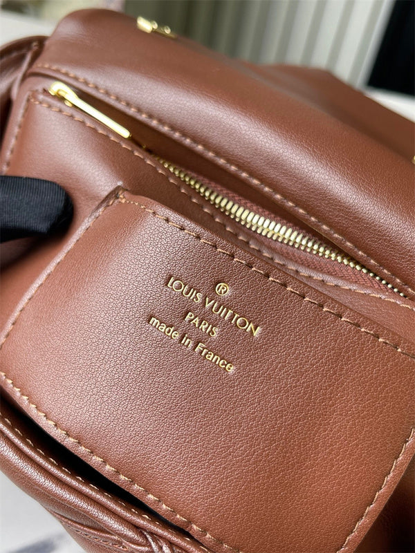  Sophisticated shoulder bag carried on shoulder 10