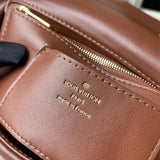  Sophisticated shoulder bag carried on shoulder 10