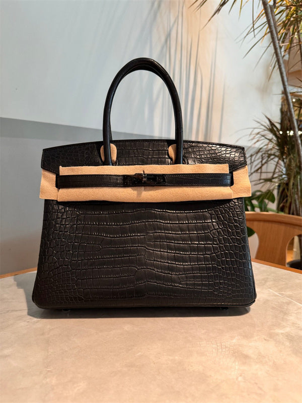 Effortless handbag styled for everyday wear