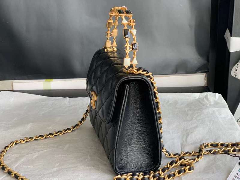 Zivas Charm Sleek Silhouette Everyday Handbag (Statement-Ready Design) – Detail View