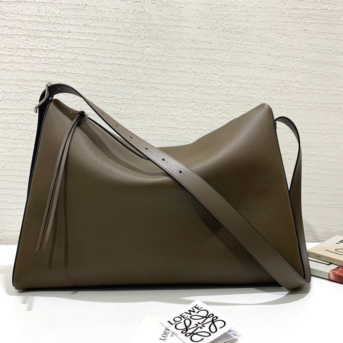 Ziva's Charm handbag – detail view (46cm*30cm*22cm)