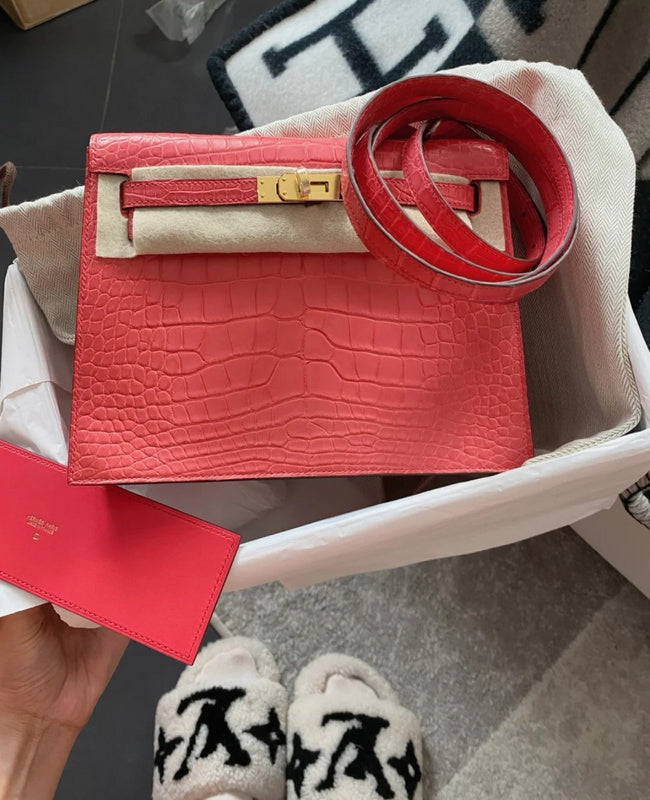 Fluid handbag styled for everyday wear