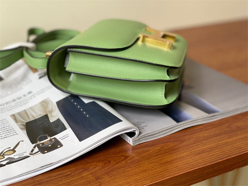  effortless carryall bag detail view showing craftsmanship 8