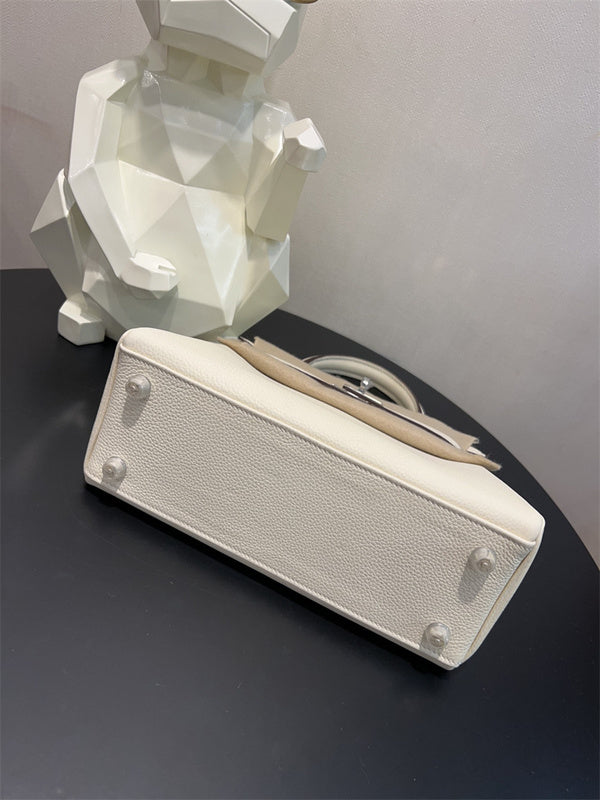  Tailored shoulder bag carried on shoulder