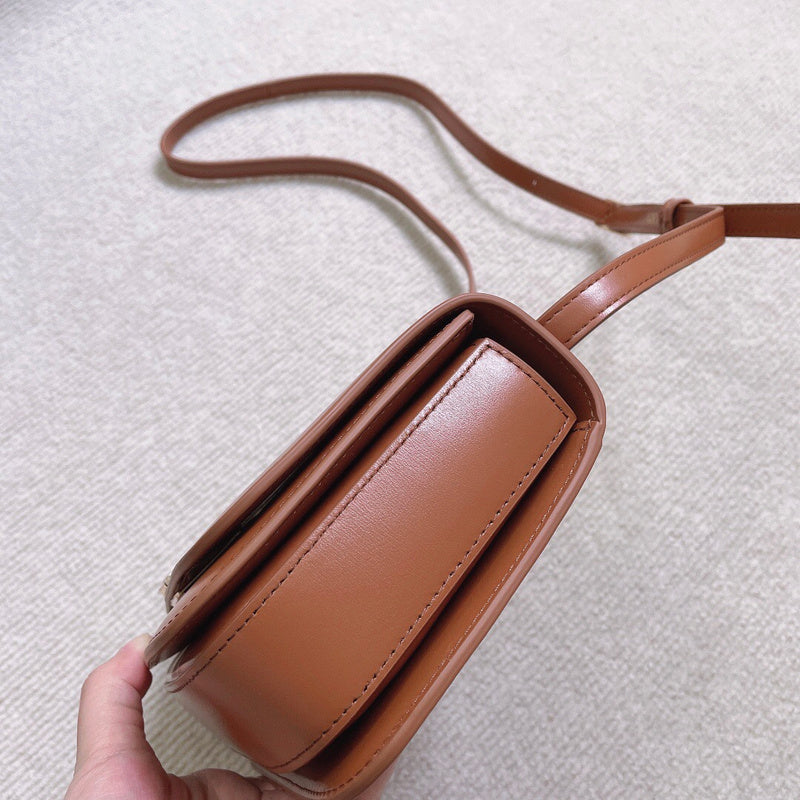 Ziva's Charm handbag – close-up view (19cm*13cm*6cm)