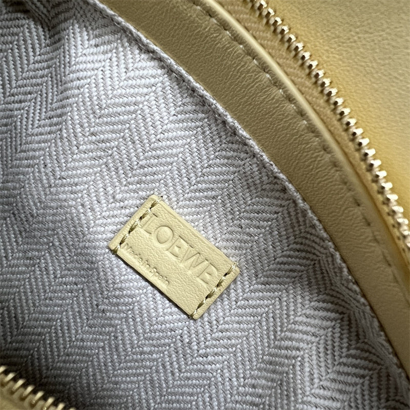  Essential shoulder bag front view 13