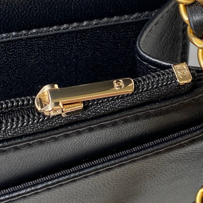Ziva's Charm handbag – detail view (one versatile size)