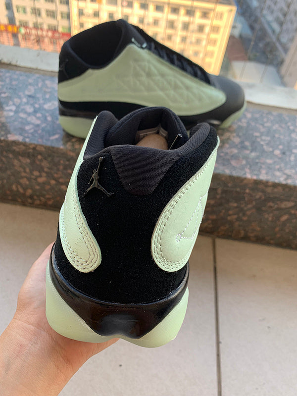 Nike Men's & Women's Designer Lifestyle Shoes — Style 224 detail view