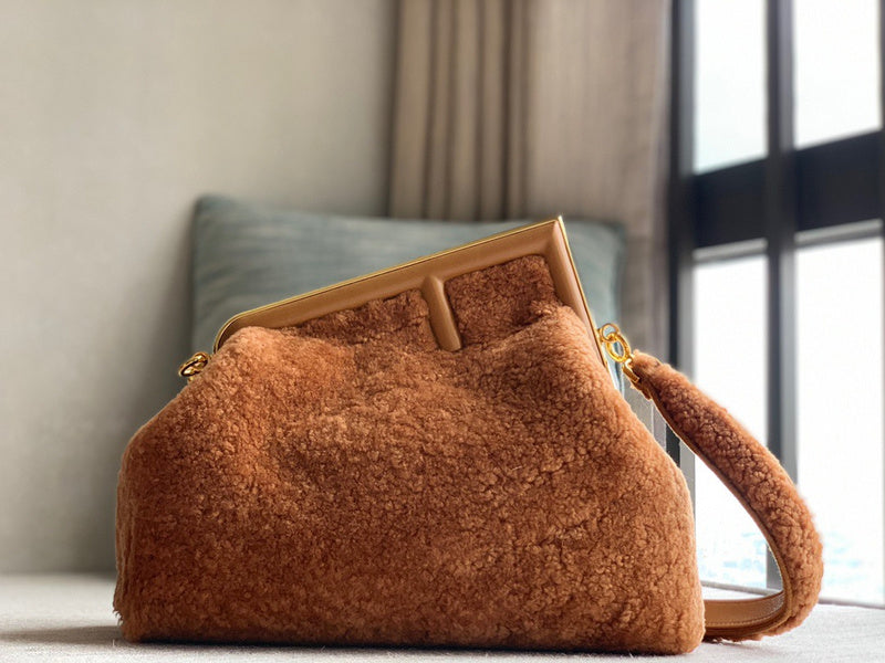Ziva's Charm handbag – detail view (26cm*9.5cm*18cm)