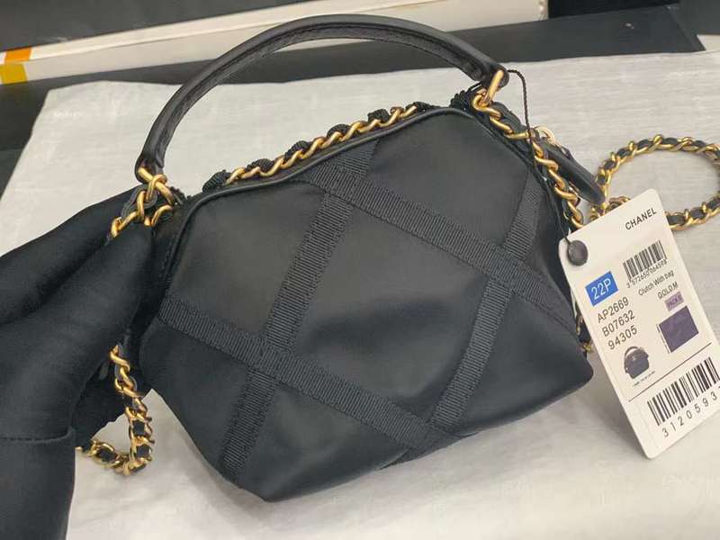Zivas Charm Everyday Sophistication Luxury Handbag (Signature Shape & Finish) – Close-Up Detail