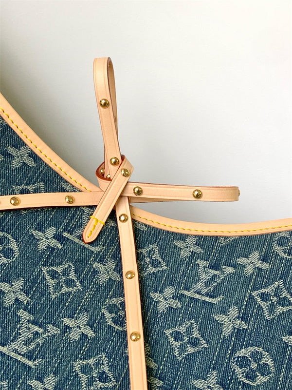  handbag interior and compartment view 9