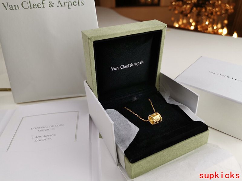Front view of Van Cleef & Arpels unisex jewelry piece