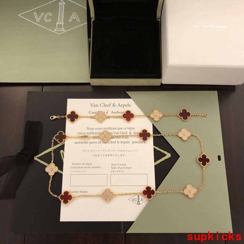 Side view of Van Cleef & Arpels unisex jewelry piece