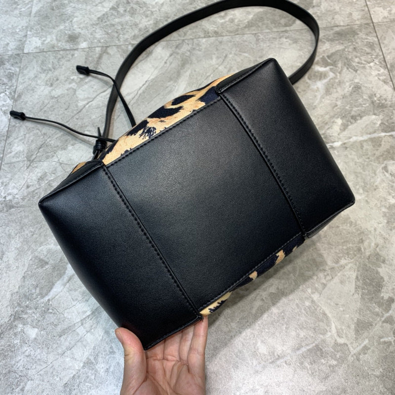 Modern Faux Leather Handbag - Chic Everyday Appeal | Women's Fashion Handbag #641 - hardware and detail close-up (image 5) of designer-inspired handbag