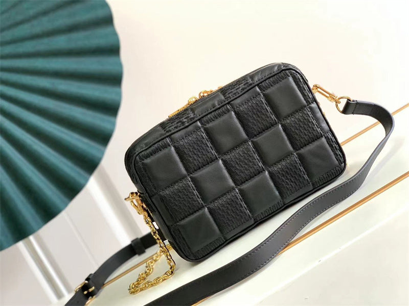  Refined everyday bag carried on shoulder 22