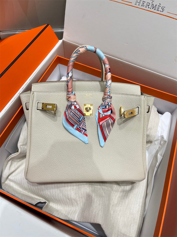  Contemporary tote bag carried on shoulder 16