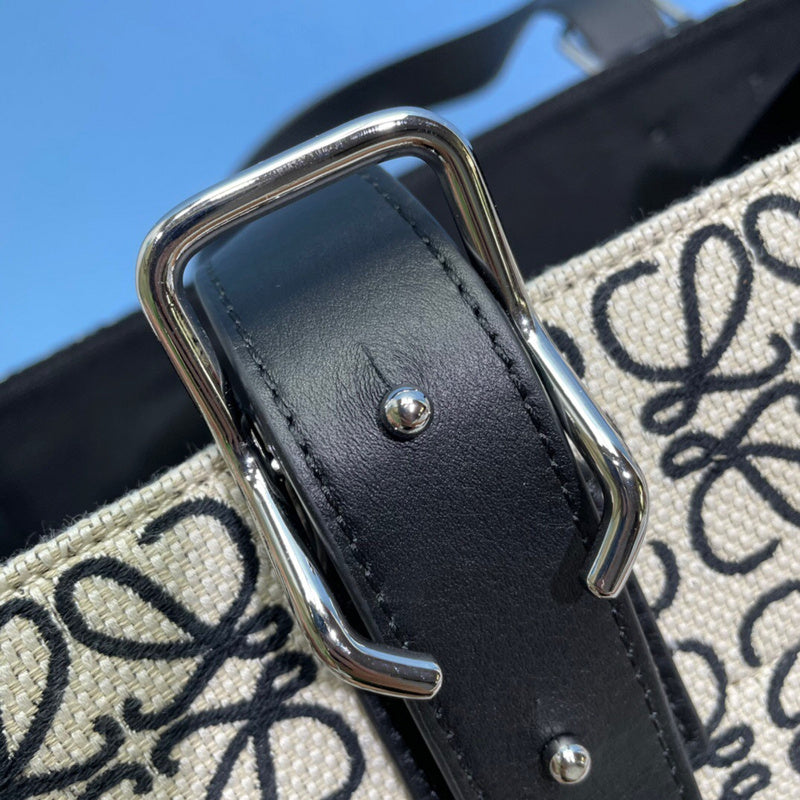 Ziva's Charm handbag – product shot (33.5cm*36.5cm*13cm)