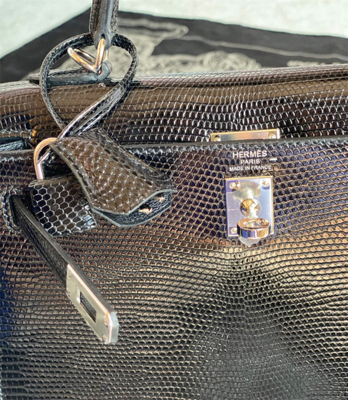  tote bag close-up of hardware and finish