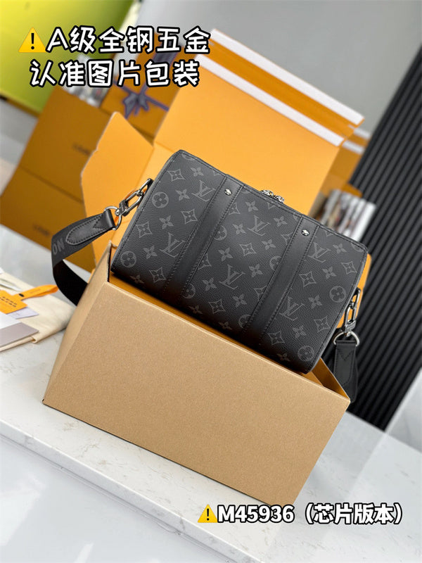  Contemporary shoulder bag front view