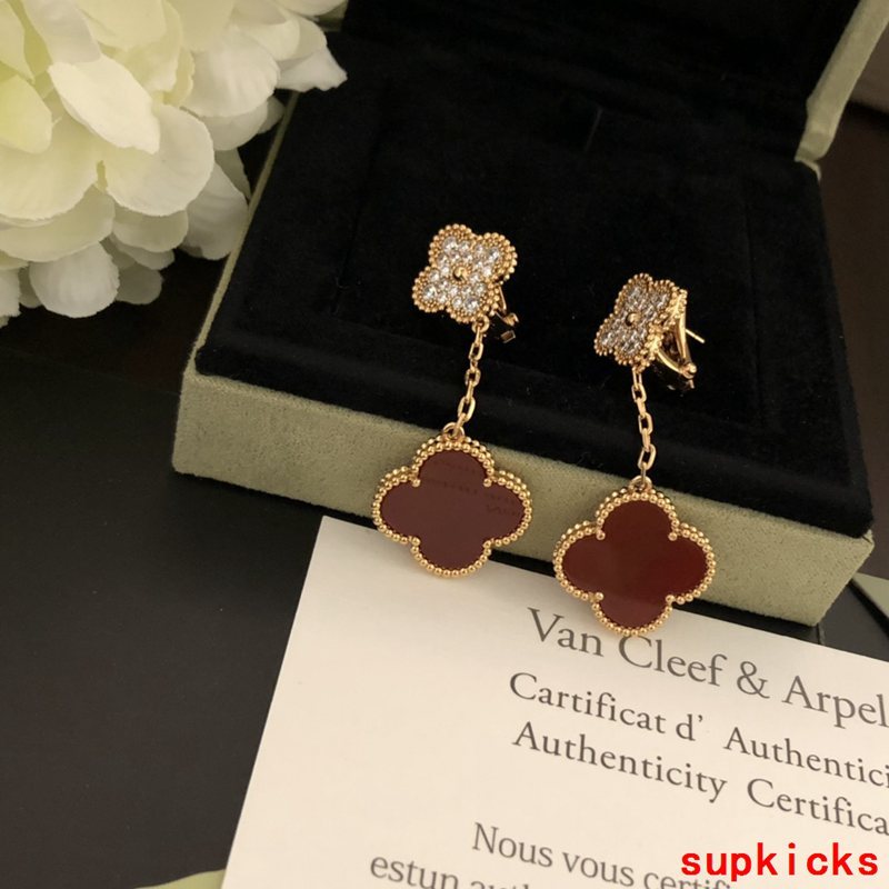 Close-up detail view of Van Cleef & Arpels unisex jewelry piece