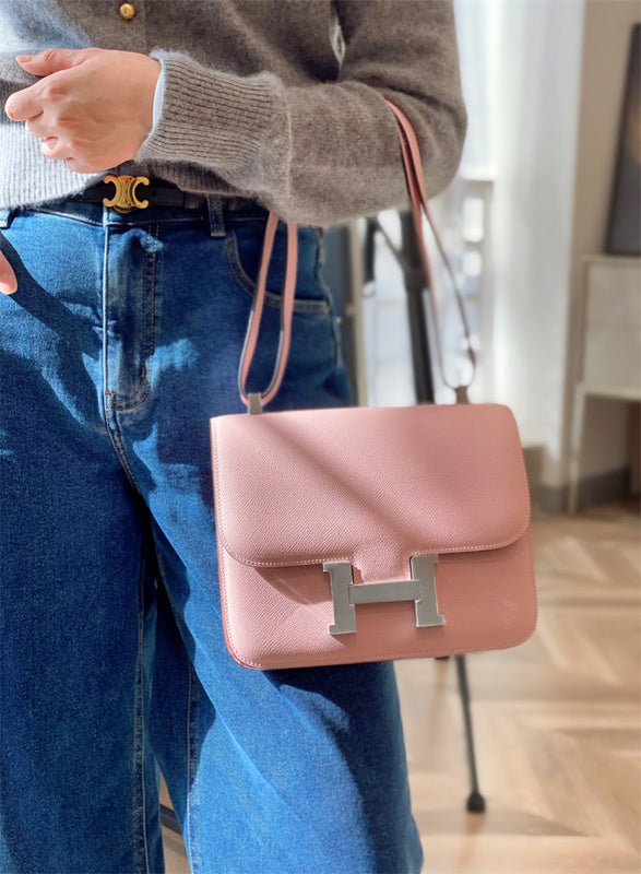 Side view of streamlined structured handbag