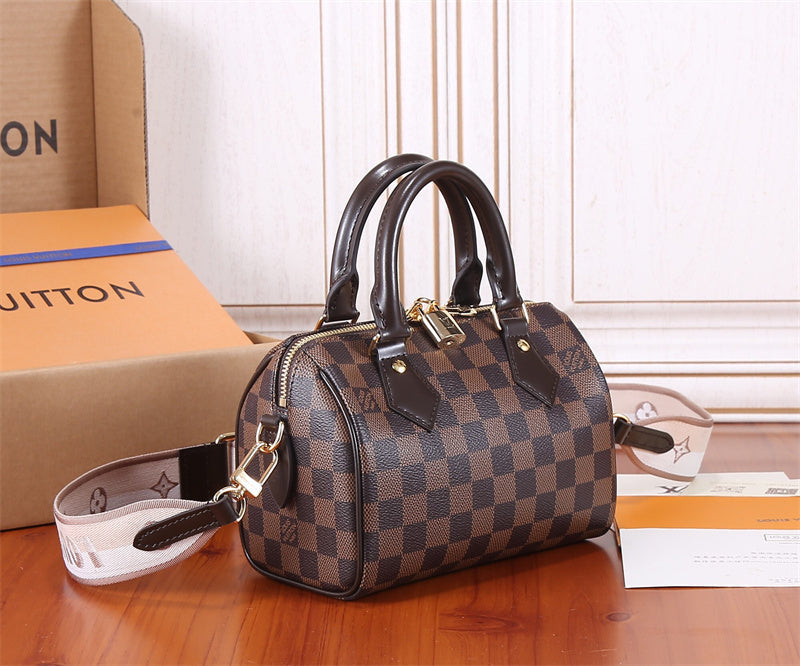  Graceful shopper bag carried on shoulder
