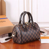  Graceful shopper bag carried on shoulder
