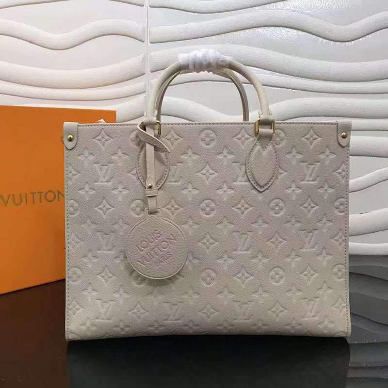 Side profile of chic everyday-luxe women's handbag – women's luxury accessory