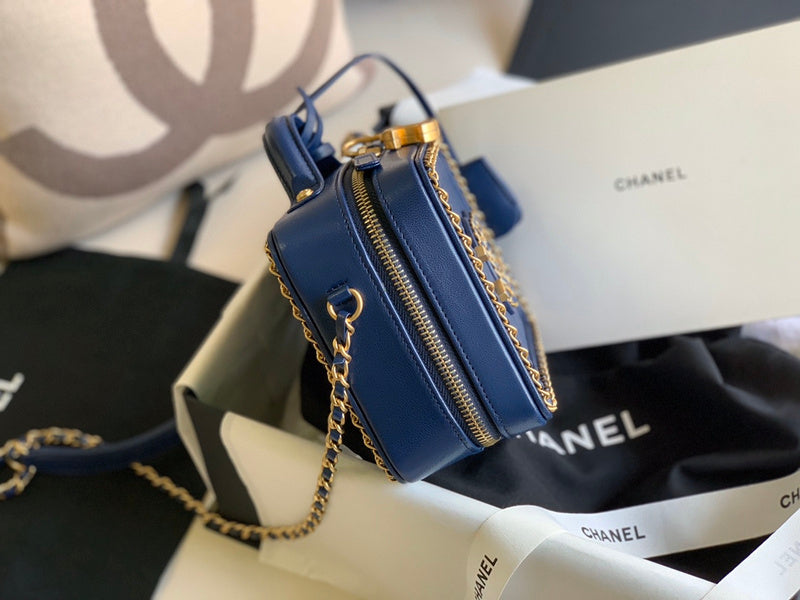  handbag, compact everyday style, image 3
