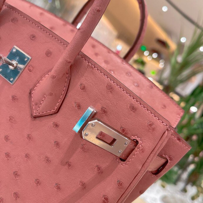 Fluid handbag styled for everyday wear