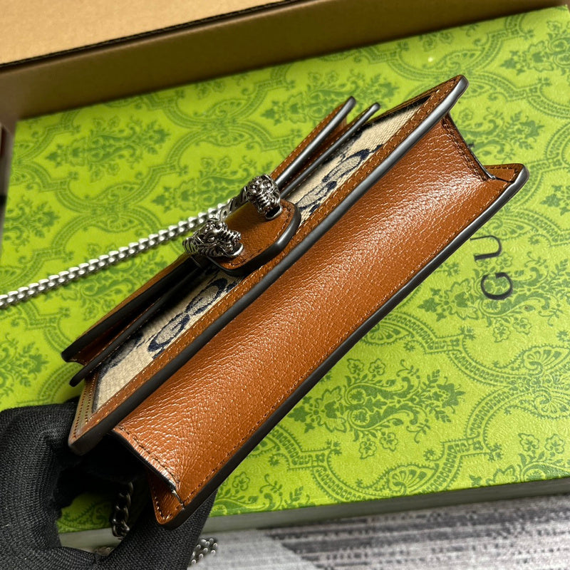 Handle and strap detail of modern sleek women's handbag – women's everyday handbag