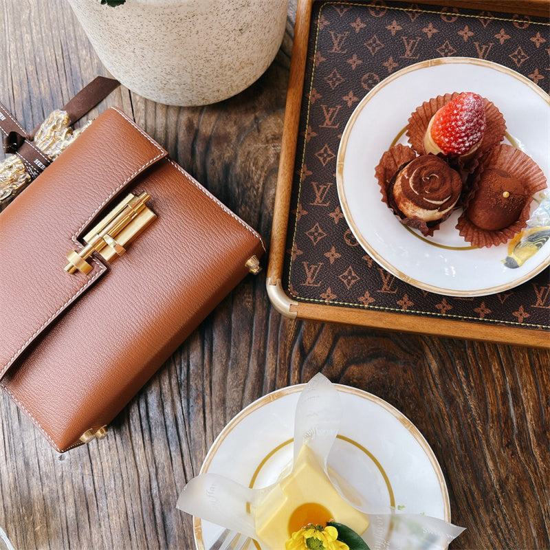  Statement carryall bag carried on shoulder
