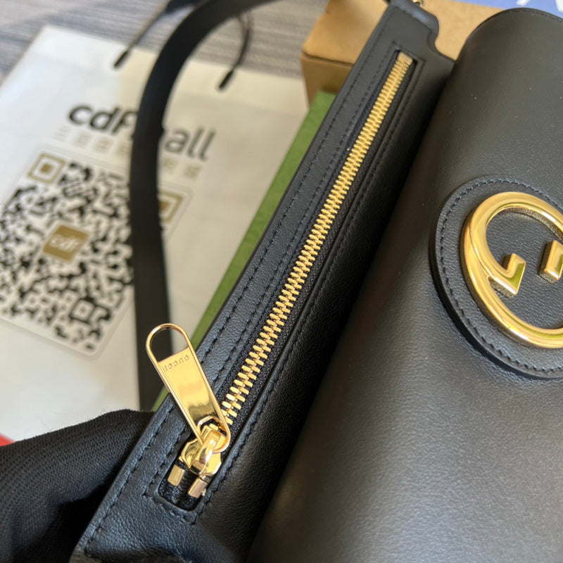 Handle and strap detail of chic signature women's handbag – women's premium purse