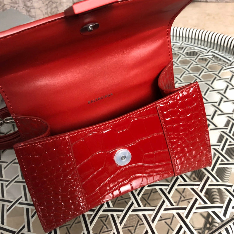 Side profile of statement everyday-luxe women's handbag – women's everyday handbag