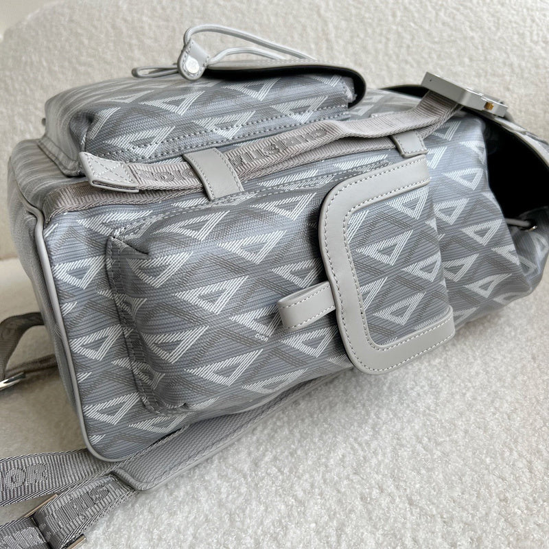 Handle and strap detail of structured polished women's handbag – women's everyday handbag