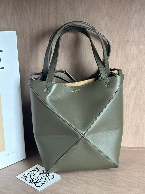 Ziva's Charm handbag – detail view (16.5cm*9.5cm*20cm)