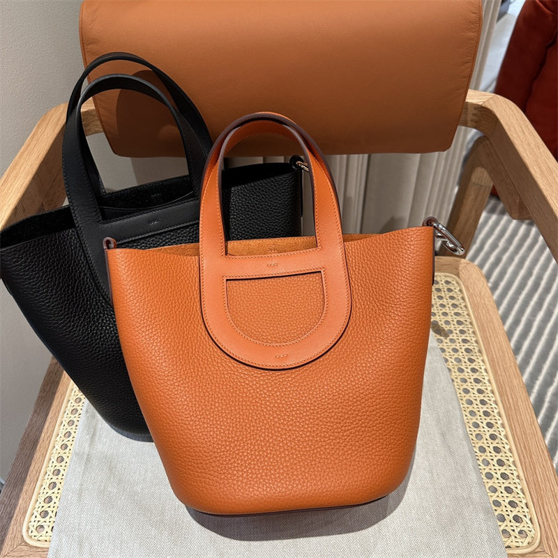  Refined shoulder bag front view