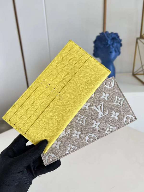 Handle and strap detail of elevated refined women's handbag – women's designer-style accessory