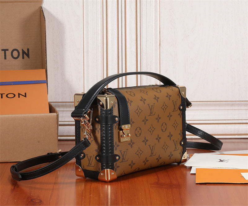  Chic satchel carried on shoulder