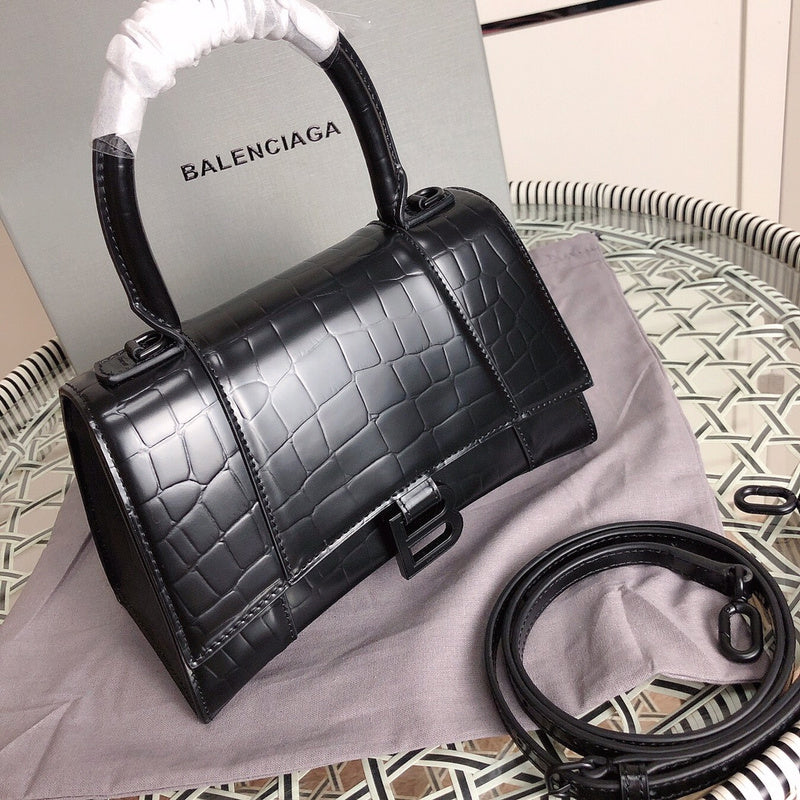 Handle and strap detail of polished chic women's handbag – women's statement bag