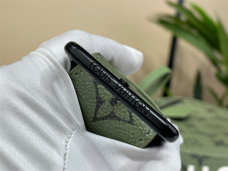  signature everyday bag detail view showing craftsmanship 8