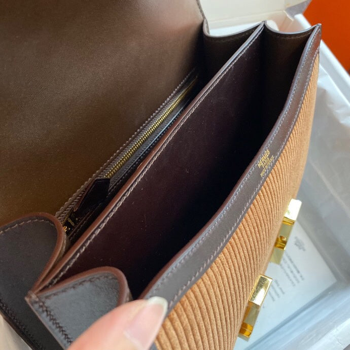  shoulder bag interior and compartment view 9