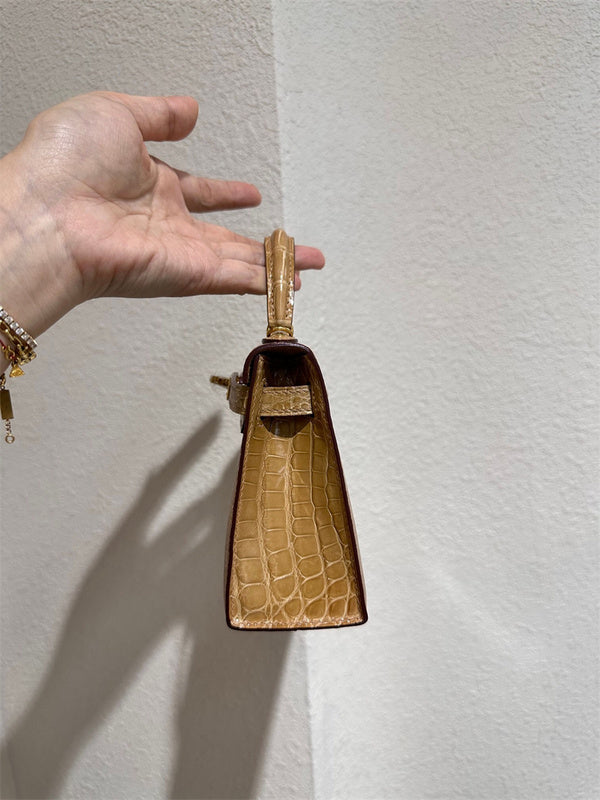  minimalist everyday bag detail view showing craftsmanship